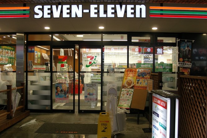 7-ELEVEn它招牌上面的n是小写