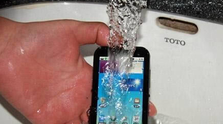 手机掉进水里的应急处理方法
