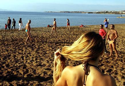 西班牙允许在沙滩上裸体