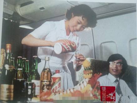1982年，飞机上的饮料有茅台酒