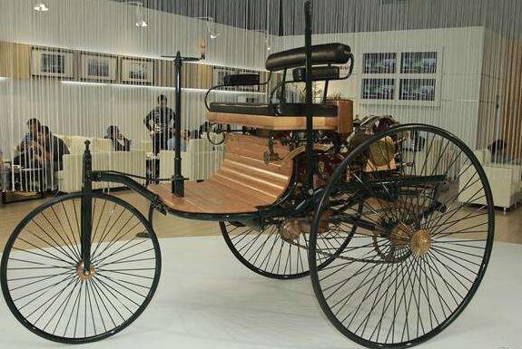 奔驰发明的第一辆汽车是三轮的