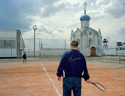 世界上唯一没有围墙的监狱，俄罗斯西伯利亚，有一座名为ZONA的监狱劳动营。犯人一个也逃不出来。