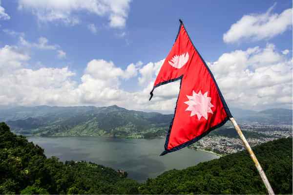 世界上唯一一个国旗不是长方形或者正方形的国家是尼泊尔。