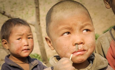 很多男生小时候都吃过自己的鼻屎