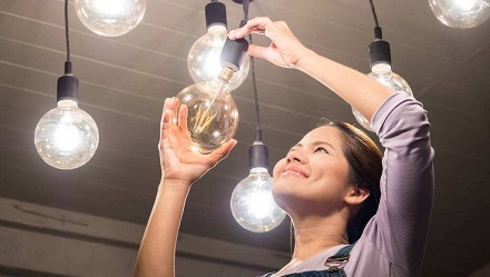 在澳洲更换电灯泡需要执照？