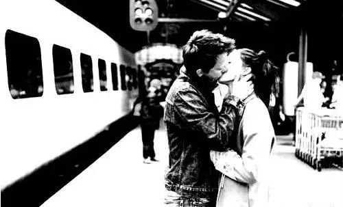 法国和英格兰：禁止人们在火车站接吻