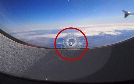 飞机窗上的小孔有什么作用？